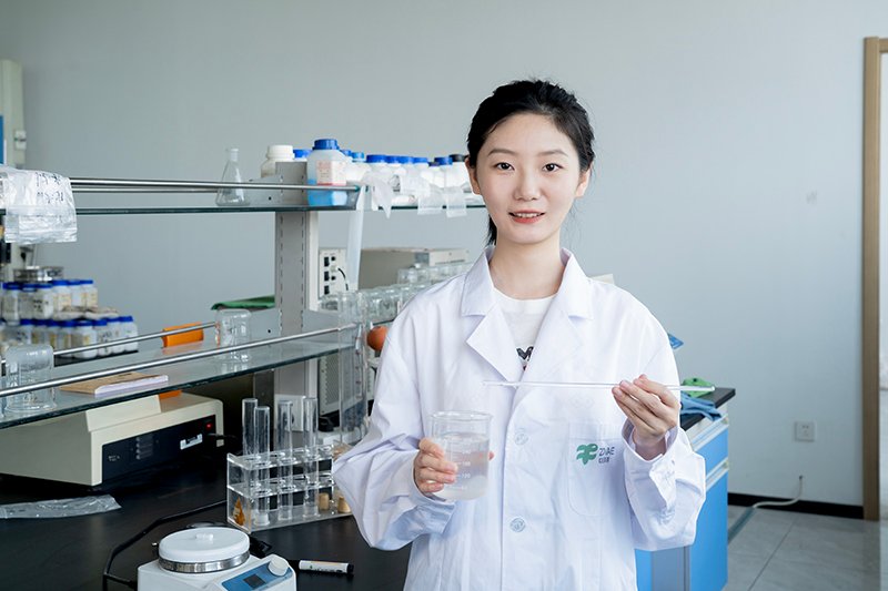 High-grade emulsion containers and raw chemical materials in laboratory setting