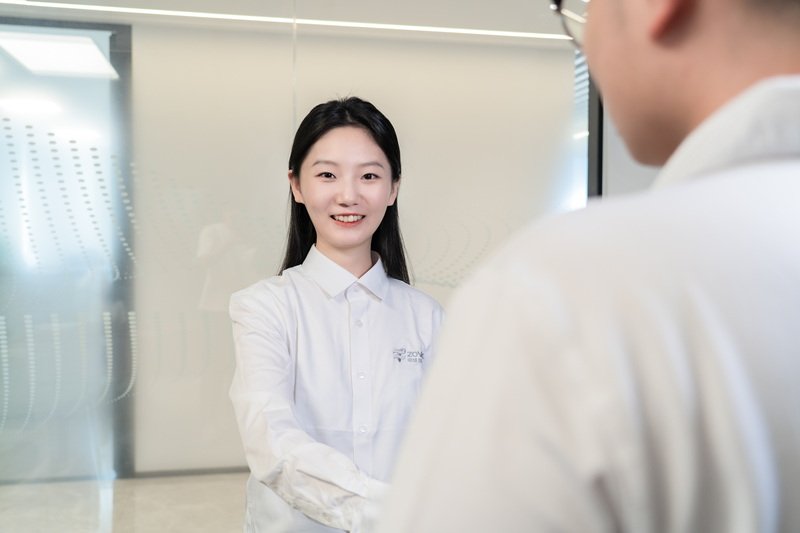 Customer support engineer in discussion with clients