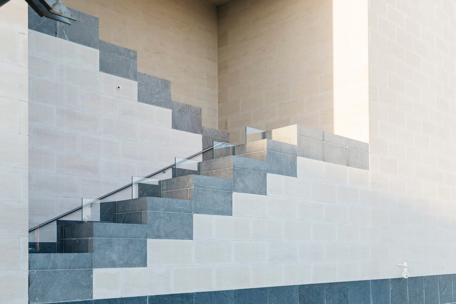 Precast concrete elements manufacturing with high early strength requirements